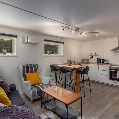 Spacious Two Bedroom Basement Apartment 플람 외부 사진