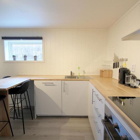 Spacious Two Bedroom Basement Apartment 플람 외부 사진