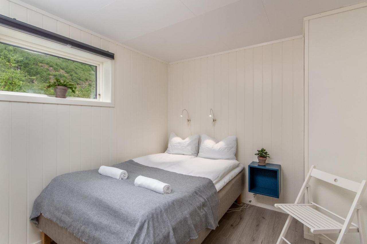 Spacious Two Bedroom Basement Apartment 플람 외부 사진
