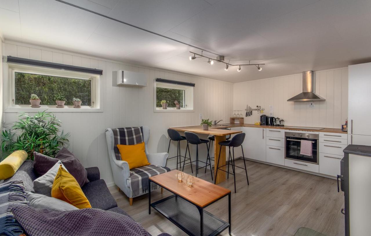 Spacious Two Bedroom Basement Apartment 플람 외부 사진