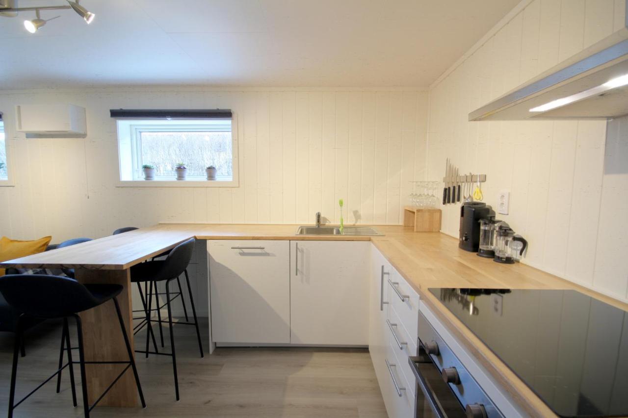 Spacious Two Bedroom Basement Apartment 플람 외부 사진