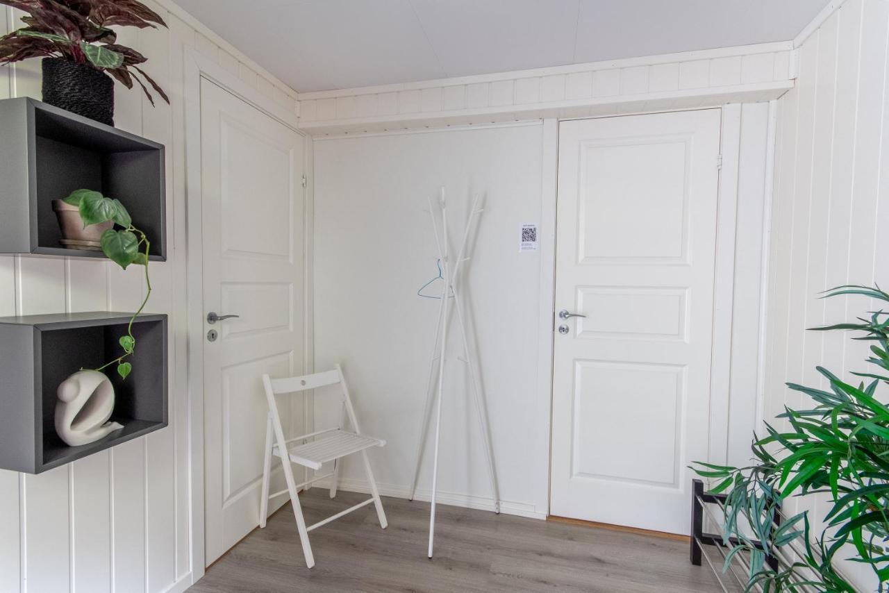 Spacious Two Bedroom Basement Apartment 플람 외부 사진