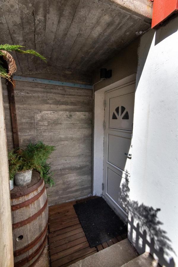 Spacious Two Bedroom Basement Apartment 플람 외부 사진